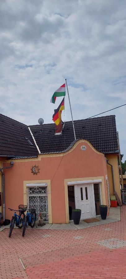 Gaestehaus Kathi Campingplatz Buschcamper Gyenesdiás Kültér fotó